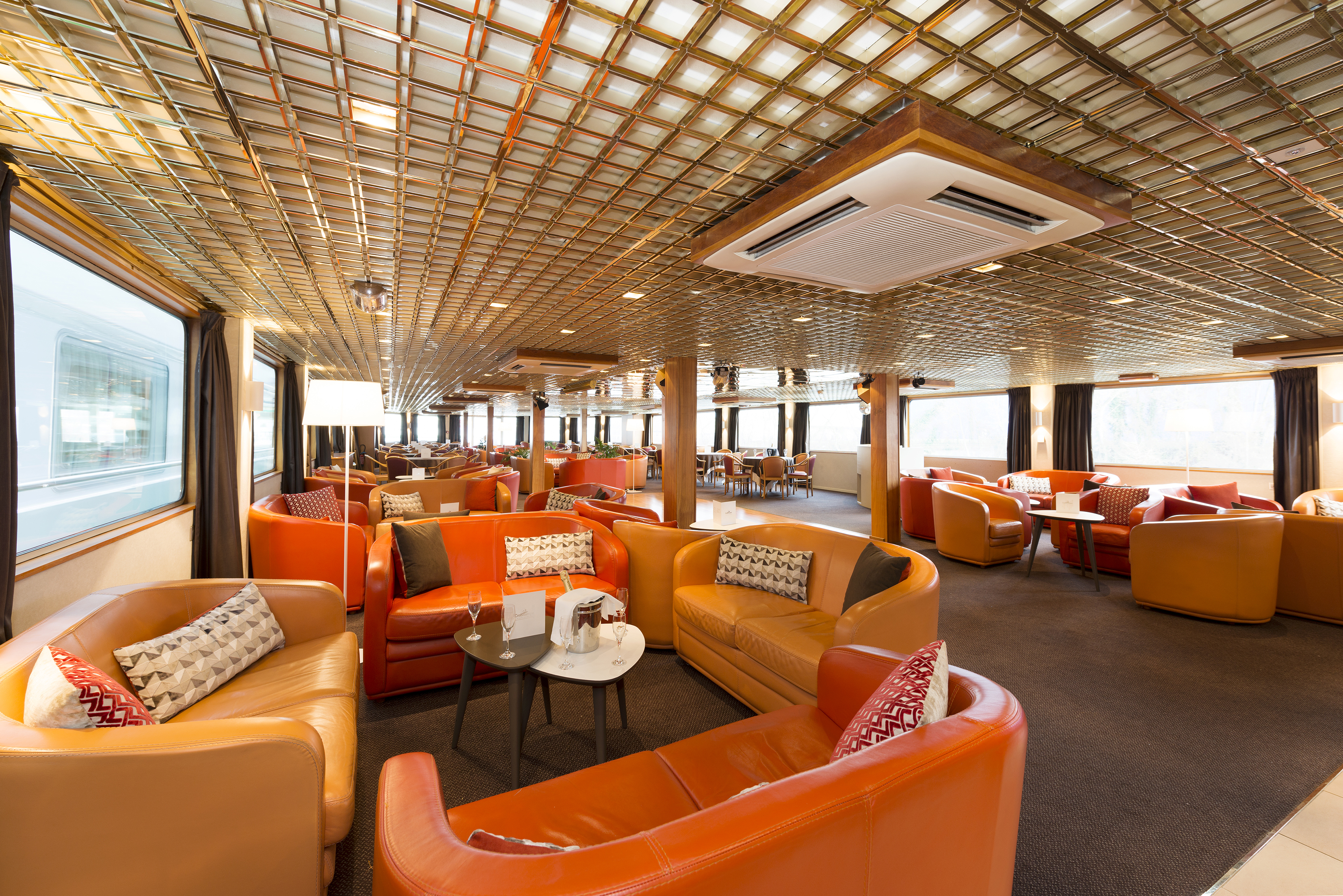 CroisiEurope MS Europe Lounge Bar 1.jpg